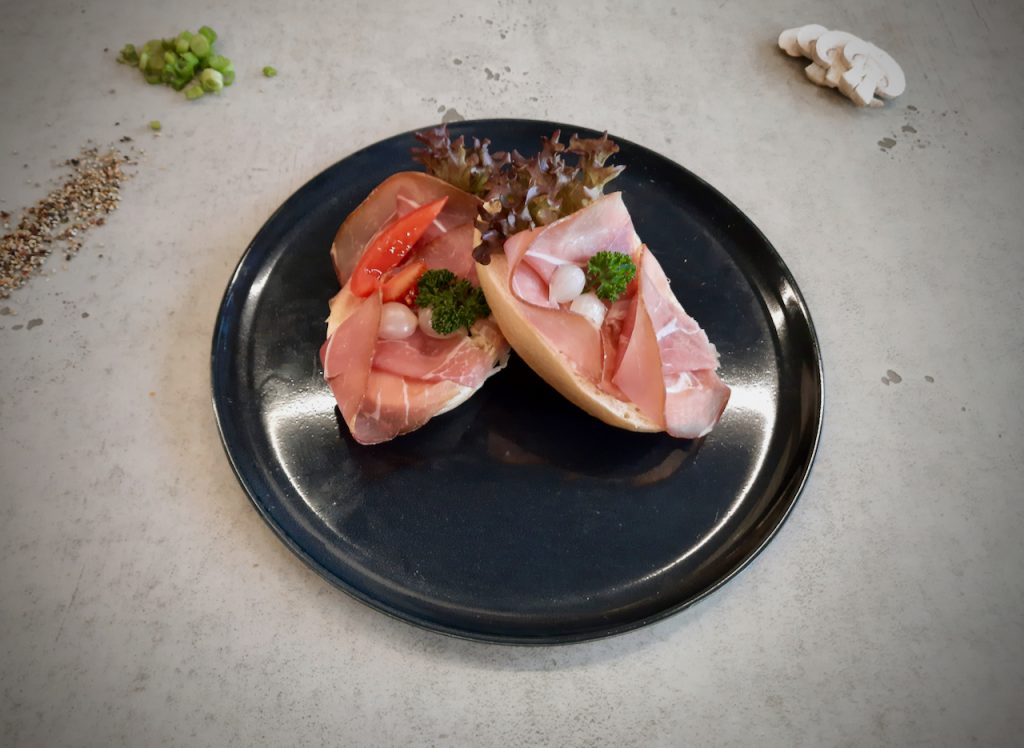 Brötchen halbiert mit rohem Schinken – Onlineshop Fleischerei Borghs