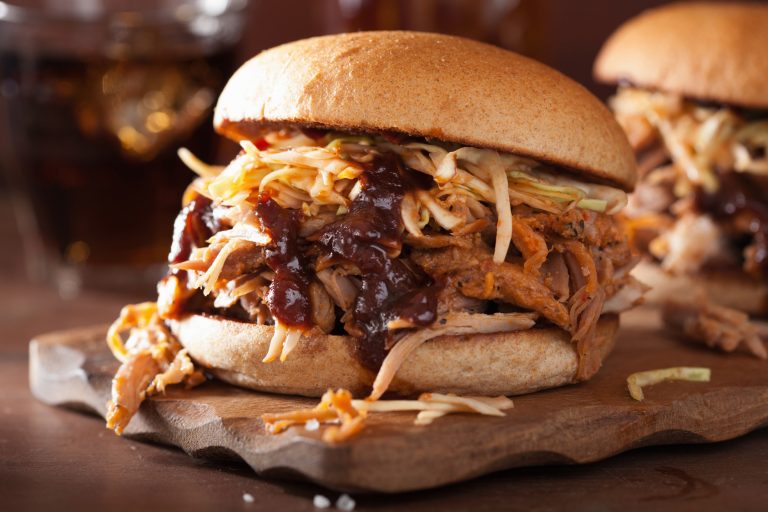 Pulled Pork Fleisch fertig gegart Fleischerei